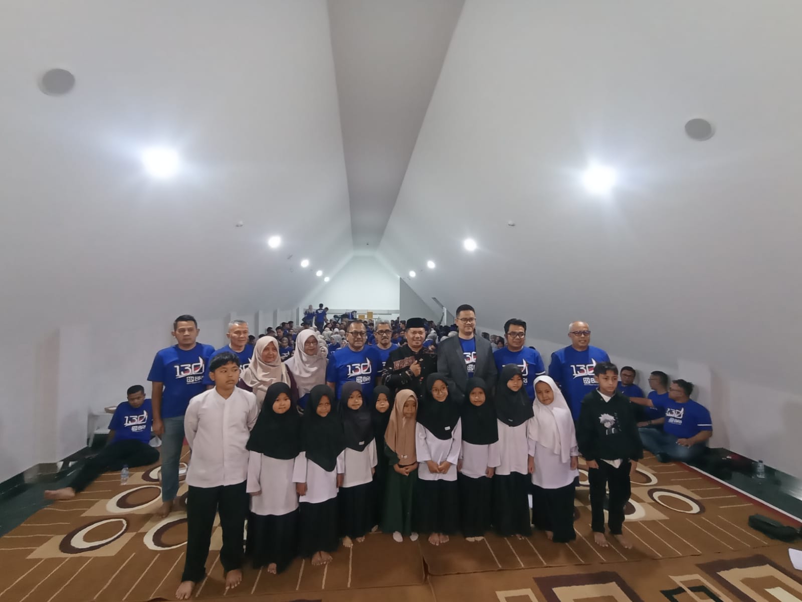  Pimpinan BRI Cabang Batusangkar foto bersama anak yatim, ustad serta karyawan, di gedung baru. (chandra antoni)